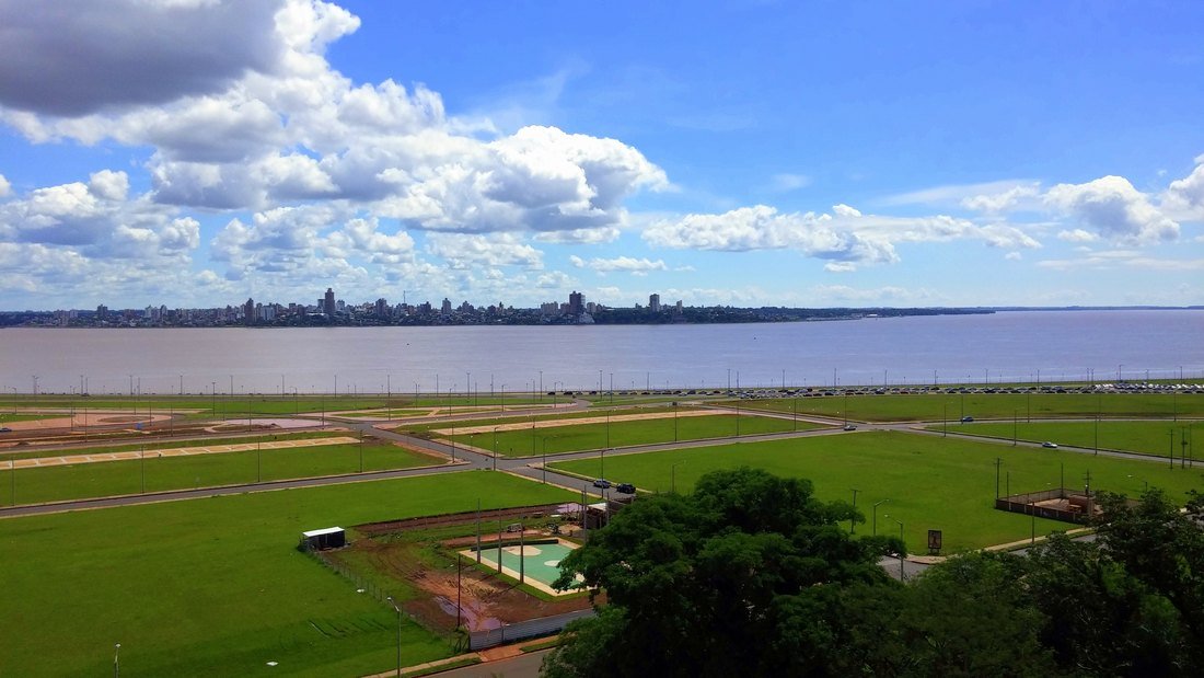 Costanera de Encarnación junto al río Paraná